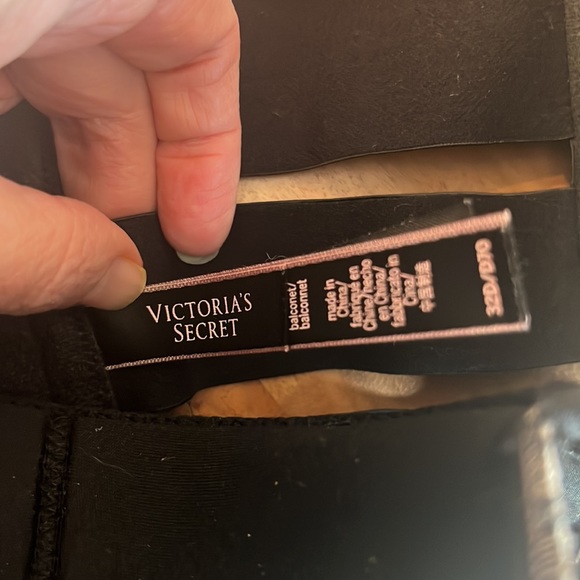 Victoria Secrets Very Sexy Balconet 32D - Picture 4 of 6